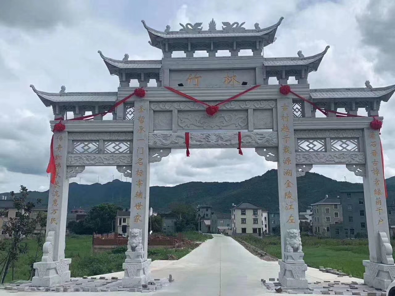 農(nóng)村石牌坊村頭石牌樓 